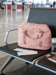 Pikowana torba podróżna z uchwytami - różowy. Czerwone torby podróżne i sportowe Sinsay, bez wzorów. Za 39,99 zł.