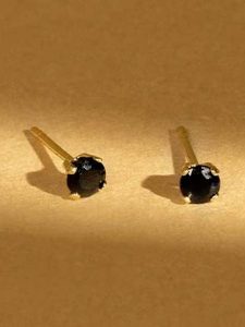 L instant d Or Złote kolczyki-wkrętki "Little blue" z szafirami rozmiar: onesize. Niebieskie kolczyki L instant d Or, z szafirem, złote. Za 295,99 zł.