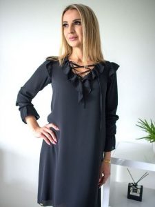 Sukienka Model Paloma Black - Jersa. Czarne sukienki Jersa, na co dzień, l, bez wzorów, z materiału, bez kołnierzyka, plus size, bez ramiączek. Za 501,53 zł.