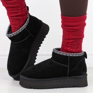 Czarne skórzane ciepłe zimowe mukluki, eskimoski T.Sokolski 530. Czarne buty zimowe Sokolski, ze skóry, z okrągłym noskiem, bez obcasa, na platformie, bez zapięcia. Za 199,00 zł.