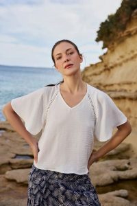 Koszula z szerokimi rękawami biała. Białe koszule MOODO, bez wzorów, z poliesteru, bez kołnierzyka, bez ramiączek. Za 89,99 zł.