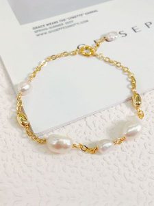 Pierres de Jade Pozłacana bransoletka z perłami rozmiar: onesize. Białe bransoletki Pierres de Jade, z perłą, pozłacane. Za 52,99 zł.