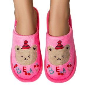 Ciemnoróżowe miękkie kapcie Bear. Czerwone kapcie z aplikacjami. Za 67,36 zł.