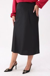 Satynowa czarna spódnica Marisa - elegancja na każdą okazję PLUS SIZE XXL OVERSIZE. Czarne spódnice Moda Size Plus Iwanek, na co dzień, plus size, bez wzorów, z elastanu, eleganckie, plus size, midi. Za 219,90 zł.