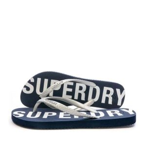 Superdry Klapki Code Essential z gumy - Deep Navy/Metallic Silver. Szare klapki Superdry, bez wzorów, z gumy, bez obcasa. Za 105,50 zł.
