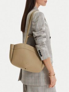 GINO ROSSI Torebka C-LDA8549 Beżowy. Brązowe torebki klasyczne Gino Rossi, bez wzorów, ze skóry, bez dodatków. Za 199,99 zł.