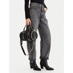 Torebka Guess. Czarne torebki klasyczne Guess, z aplikacjami, bez dodatków. Za 199,99 zł.