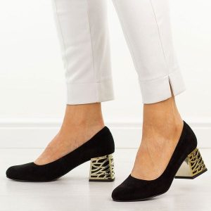 Czarne zamsz Polskie czółenka damskie Suzana 594. Czarne czółenka Suzana, bez wzorów, z zamszu, z okrągłym noskiem, bez obcasa, na obcasie, bez zapięcia. W wyprzedaży za 219,12 zł.