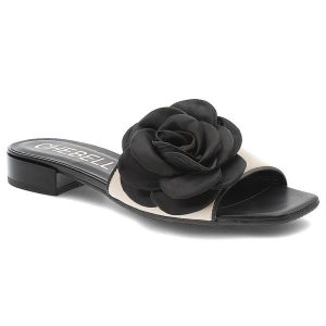 Beżowe Klapki Chebello Eleganckie Obuwie Damskie Z Kwiatem. Czarne klapki CheBello, bez wzorów, z materiału, bez obcasa, na obcasie. Za 429,00 zł.