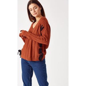 Sweter w kolorze brązowym. Brązowe długie swetry marki Robin. W wyprzedaży za 189,95 zł.
