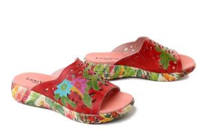 Laura Vita 0007749 SANAO 56 ROSE, klapki damskie. Czerwone klapki LAURA VITA, bez wzorów, ze skóry, bez obcasa. Za 359,90 zł.