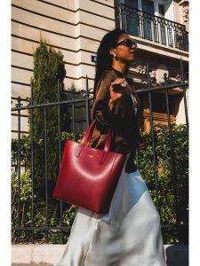 Victor & Hugo Paris Skórzany shopper bag "Bold" w kolorze czerwonym - 32 x 40 x 13 cm rozmiar: onesize. Czerwone shopper bag Victor & Hugo Paris, bez wzorów, z materiału, bez dodatków. Za 382,99 zł.