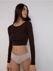 Bawełniane majtki typu figi 3 pack - kremowy. Białe figi Reserved, bez wzorów, z bawełny. W wyprzedaży za 39,99 zł.