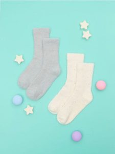 Skarpetki 2 pack - wielobarwny. Skarpetki Sinsay, bez wzorów. W wyprzedaży za 6,99 zł.