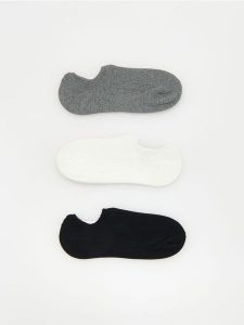Krótkie skarpetki 3 pack - złamana biel. Skarpetki Reserved, bez wzorów. W wyprzedaży za 32,99 zł.