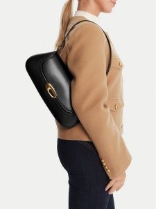 Calvin Klein Torebka Hardware Flap Shoulder Bag LV04F3146G Czarny. Czarne torebki klasyczne Calvin Klein, bez wzorów, ze skóry, bez dodatków. Za 439,99 zł.
