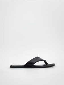 Skórzane japonki - czarny. Czarne klapki Reserved, bez wzorów, ze skóry, bez obcasa. W wyprzedaży za 69,99 zł.