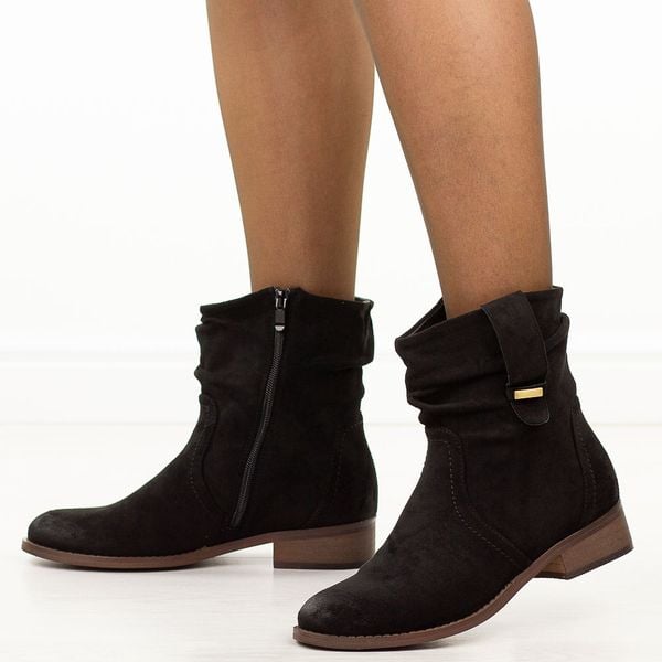 Czarne zamszowe botki damskie Jezzi 9180. Czarne botki Jezzi, na jesień, bez wzorów, z jeansu, z okrągłym noskiem, bez obcasa, na obcasie, bez zapięcia. W wyprzedaży za 186,15 zł.