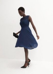 Sukienka koronką. Zielone sukienki bonprix, bez wzorów, z koronki, eleganckie, bez kołnierzyka, bez ramiączek. Za 299,99 zł.