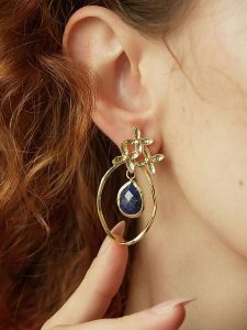 L'Atelier de Gaia Pozłacane kolczyki-wkrętki z szafirami rozmiar: onesize. Niebieskie kolczyki L'Atelier de Gaia, z szafirem, pozłacane. Za 39,99 zł.