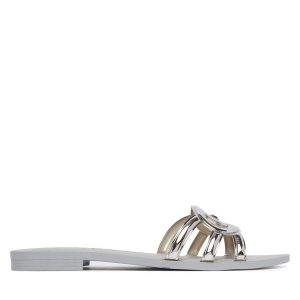 Klapki Guess. Szare klapki Guess, z aplikacjami, bez obcasa. Za 162,99 zł.