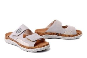 RIEKER V0302-60 beige, klapki damskie. Brązowe klapki Rieker, bez wzorów, bez obcasa. Za 279,92 zł.