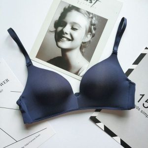 Biustonosz piankowy bez fiszbin z regulowanymi ramiączkami na co dzień Hattie. Czerwone biustonosze Intica, bez wzorów, z materiału. Za 59,00 zł.