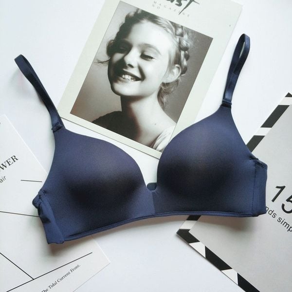 Biustonosz piankowy bez fiszbin z regulowanymi ramiączkami na co dzień Hattie. Czerwone biustonosze Intica, bez wzorów, z materiału. Za 59,00 zł.