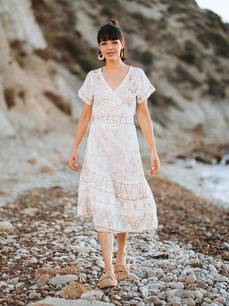 Isla Bonita by SIGRIS Sukienka w kolorze beżowym rozmiar: L. Brązowe sukienki Isla Bonita by SIGRIS, l, bez wzorów, z bawełny, bez kołnierzyka, bez ramiączek, midi, rozkloszowane. Za 139,54 zł.