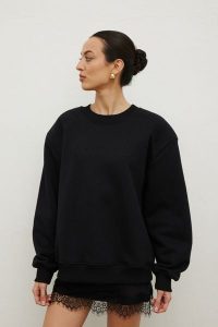 Klasyczna bluza z HAFTEM w kolorze TOTALLY BLACK - NOEL-S/M. Czarne bluzy Marsala, m, bez wzorów, z bawełny, bez kaptura. Za 339,90 zł.