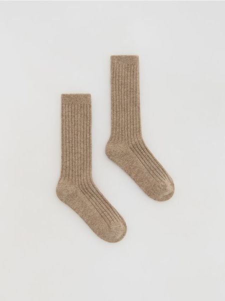 Wełniane skarpetki z dodatkiem kaszmiru - beżowy. Brązowe skarpetki Reserved, bez wzorów, z kaszmiru. Za 69,99 zł.