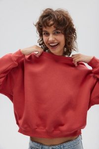 Bluza damska typu oversize w kolorze CRANBERRY - PINEY. Czerwone bluzy Marsala, uniwersalny, bez wzorów, z bawełny, bez kaptura. Za 259,90 zł.
