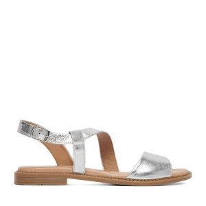 Sandały Lasocki. Szare sandały Lasocki, bez wzorów, bez obcasa, na płaskiej podeszwie, bez zapięcia. Za 139,99 zł.