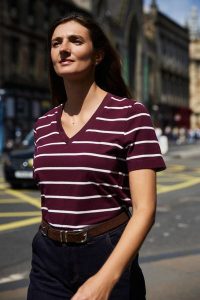 T-shirt w paski burgundowy. Czerwone t-shirty MOODO, l, bez wzorów, z bawełny, bez kołnierzyka, bez ramiączek. Za 49,99 zł.