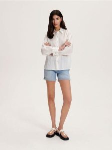 Koszula w paski - złamana biel. Koszule Reserved, l, bez wzorów, z tkaniny, bez kołnierzyka, bez ramiączek. W wyprzedaży za 39,99 zł.