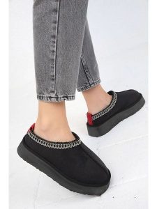 Trendyol Botki w kolorze czarnym rozmiar: 38. Czarne botki Trendyol, bez wzorów, z materiału, bez obcasa, na platformie, bez zapięcia. Za 144,92 zł.