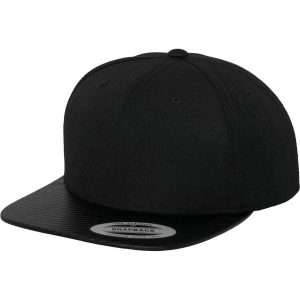 Czapka Snapback Z Płaskim Daszkiem. Czarne czapki FLEXFIT, bez wzorów. Za 95,99 zł.