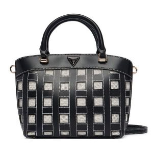 Torebka Guess. Czarne kuferki Guess, z aplikacjami, bez dodatków. Za 584,99 zł.