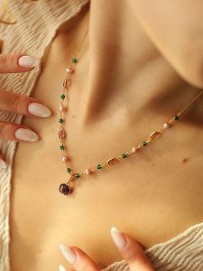 Pierres de Jade Pozłacany naszyjnik z elementami ozdobnymi - dł. 50 cm rozmiar: onesize. Brązowe naszyjniki Pierres de Jade, z cyrkonią, pozłacane. Za 86,99 zł.