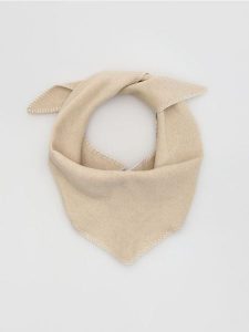 Szalik z dodatkiem wełny - złamana biel. Szaliki Reserved, bez wzorów, z wełny. Za 99,99 zł.