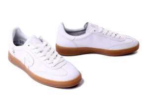 RIEKER W2200-80 white, półbuty damskie. Białe półbuty Rieker, bez wzorów, bez obcasa, bez zapięcia. Za 379,90 zł.