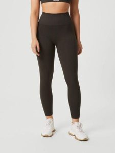 Bjorn_borg STUDIO SEAMLESS RIBBED TIGHTS bezszwowe prążkowane legginsy – PEAT. Brązowe legginsy Björn Borg, bez wzorów, prążkowane. Za 307,50 zł.