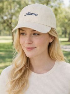 Czapka z daszkiem z haftowanym napisem - beżowy. Brązowe czapki Sinsay, bez wzorów. Za 15,99 zł.