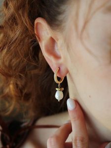 Pierres delicates Pozłacane kolczyki-kreole z perłami rozmiar: onesize. Białe kolczyki Pierres delicates, z cyrkonią, pozłacane. Za 43,99 zł.