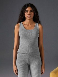 Rodier Wełniany top w kolorze szarym rozmiar: XL. Szare topy Rodier, xl, bez wzorów, z wełny, klasyczne, bez kołnierzyka, bez ramiączek. Za 191,42 zł.