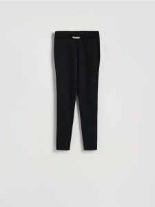 Legginsy z paskiem - czarny. Czarne legginsy Reserved, bez wzorów, z dzianiny. Za 89,99 zł.
