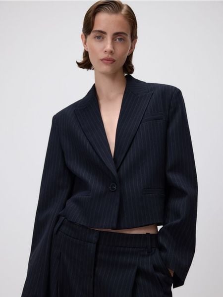 Krótka marynarka - wielobarwny. Marynarki i żakiety Reserved, l, bez wzorów, z tkaniny. W wyprzedaży za 49,99 zł.