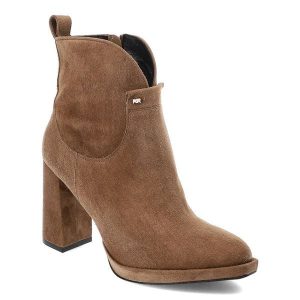 Brązowe Botki Karino Damskie Modne Buty Na Obcasie. Brązowe botki Karino, bez wzorów, ze skóry, bez obcasa, na obcasie, bez zapięcia. Za 399,00 zł.