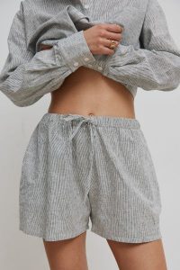 Krótkie spodenki z lnu i bawełny w paski BLACK & WHITE - BARRO -XL. Białe szorty Marsala, bez wzorów, z bawełny. W wyprzedaży za 75,96 zł.