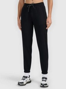 4F Spodnie dresowe w kolorze czarnym rozmiar: S. Czarne spodnie dresowe 4f, s, bez wzorów, z dresówki. Za 114,17 zł.